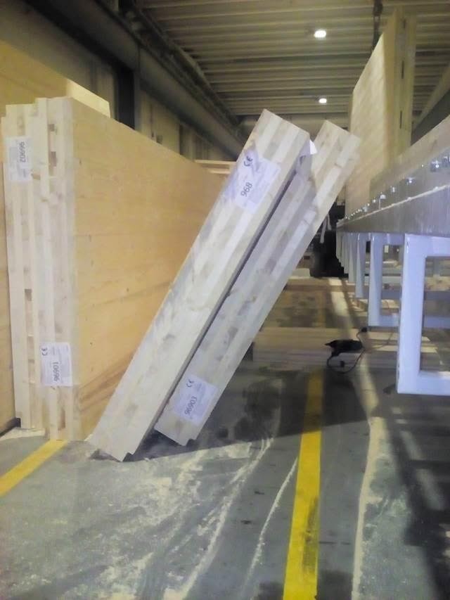 Il pesante carico di pannelli di legno che ha schiacciato il giovane operaio